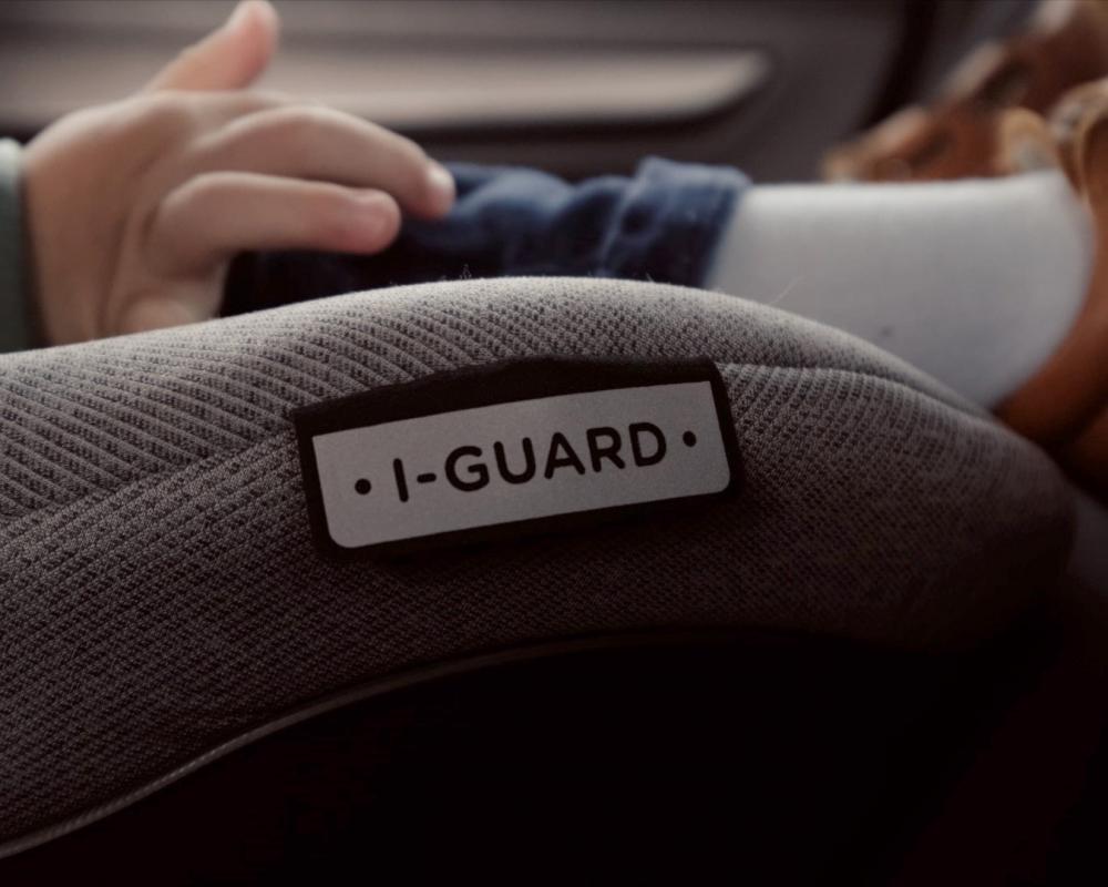 Detail of the I-GUARD car seat with a zoom on the tag