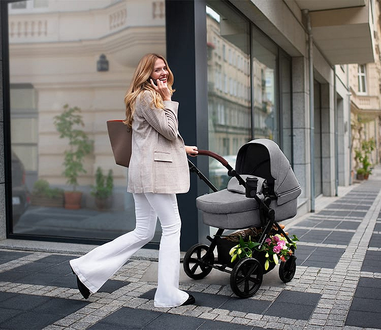 Stroller – which one to choose and when to start using it